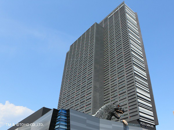 【ホテル外観】新宿歌舞伎町のど真ん中、旧コマ劇場跡地にございます