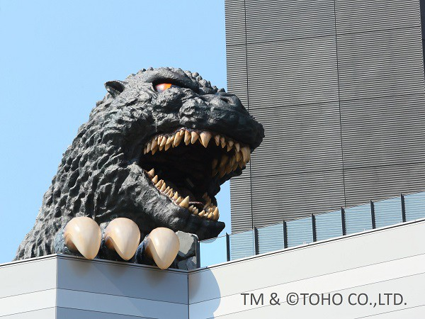 【ゴジラがお出迎え】ホテル8階テラスにゴジラのオブジェが！新宿歌舞伎町を見守っています