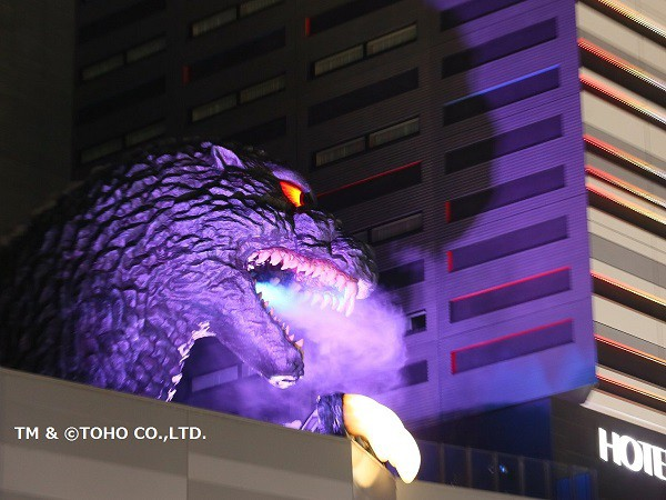【ホテル外観（夜）】夜はゴジラがライトアップされより一層迫力を増します。