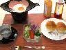 朝食例（洋食）。パンとサラダなど、軽めなのでちょうどいいボリューム感♪