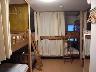 8人部屋です。枕元には読書灯とコンセントがあります。