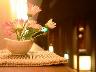 通路には季節の花を飾ってお出迎え	