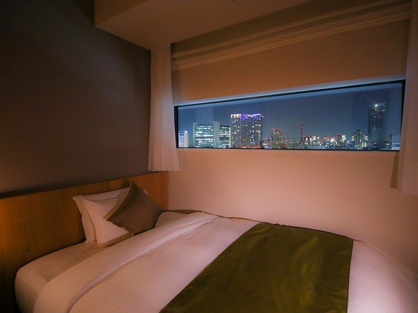 【シングルルームからの夜景(一例)】映画のフィルムをイメージした長方形の窓