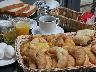 大人気の無料朝食♪焼き立てのパンは絶品です！是非、ご賞味下さい。